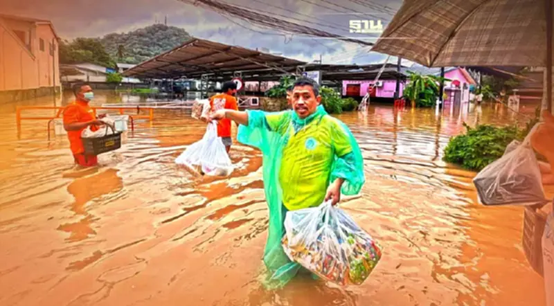 ภูเก็ตระดมทุกหน่วยงานเร่งช่วยเหลือประชาชนที่โดนน้ำท่วมทุกพื้นที่ ภูเก็ตระดมทุกหน่วยงานเร่งช่วยเหลือประชาชนที่โดนน้ำท่วมทุกพื้นที่