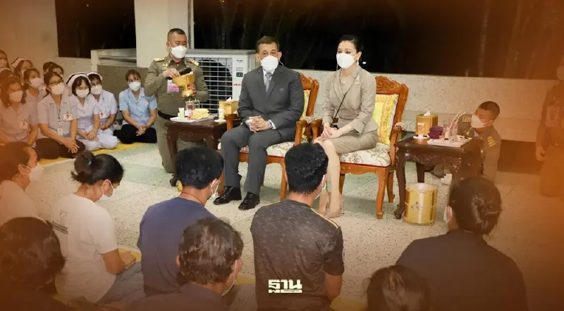 ในหลวง เสด็จฯ ทรงเป็นกำลังใจครอบครัวผู้สูญเสีย เหตุกราดยิงหนองบัวลำภู