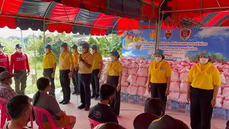สตม. นำมอบถุงยังชีพเพื่อช่วยเหลือผู้ประสบภัยน้ำท่วมอยุธยา