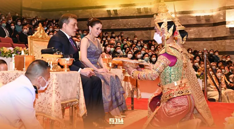 ในหลวง พระราชินี ทอดพระเนตรการแสดงโขน รามเกียรติ์ ตอน “สะกดทัพ” ในหลวง พระราชินี ทอดพระเนตรการแสดงโขน รามเกียรติ์ ตอน “สะกดทัพ”