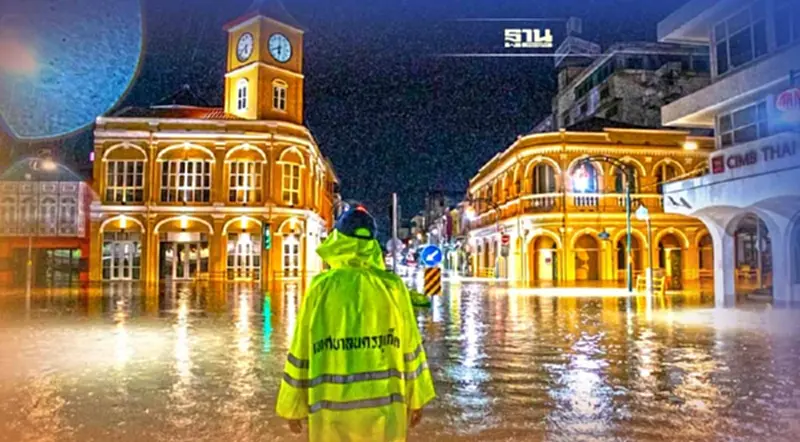 ฝนกระหน่ำข้ามคืนย่านเมืองเก่าภูเก็ตท่วมปิดจราจรงดงาน”หลาดใหญ่” ฝนกระหน่ำข้ามคืนย่านเมืองเก่าภูเก็ตท่วมปิดจราจรงดงาน”หลาดใหญ่”
