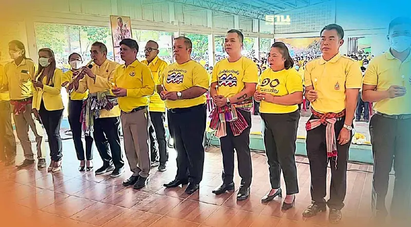 ชาวหมู่บ้านเทิดไท้องค์ราชัน 4 ภาค จุดเทียนน้อมรำลึกถึง ในหลวง ร.9