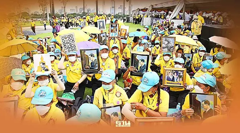 ประมวลภาพ ประชาชนเฝ้าฯรับเสด็จ ในหลวง-พระราชินี ทรงเปิดพระบรมราชานุสาวรีย์ ร.9