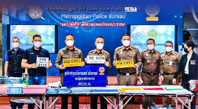 ตร.ทลายแหล่งผลิต“ป้ายทะเบียนรถปลอม”เกรดเอ ย่านปทุมธานี