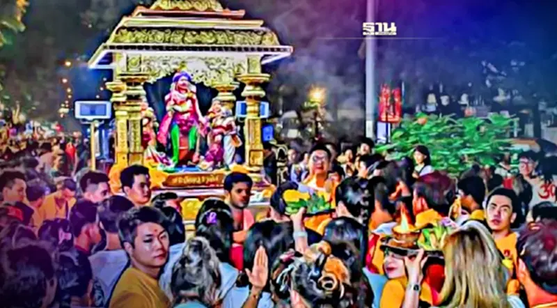 ถ่ายทอดสดงานนวราตรี ขบวนแห่ประเพณี "วันวิชัยทัสมิ" วัดแขกสีลม คืนวันนี้ ถ่ายทอดสดงานนวราตรี ขบวนแห่ประเพณี "วันวิชัยทัสมิ" วัดแขกสีลม คืนวันนี้