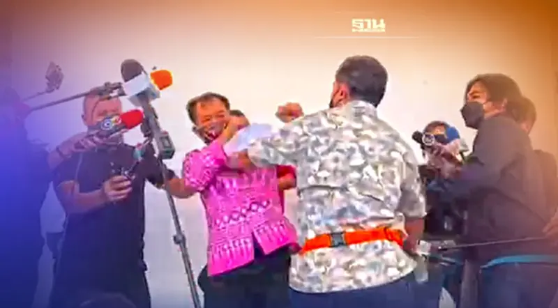 "ศรีสุวรรณ"เจอดี โดนต่อยกลางวงสื่อปมร้องเรียนเดี่ยว 13 "โน้ส อุดม" (มีคลิป) "ศรีสุวรรณ"เจอดี โดนต่อยกลางวงสื่อปมร้องเรียนเดี่ยว 13 "โน้ส อุดม" (มีคลิป)