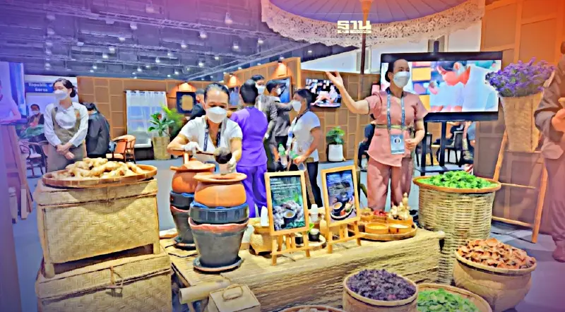 สีสันเอเปค สื่อไทย - ต่างชาติ  ต่อคิวรับบริการนวดไทย