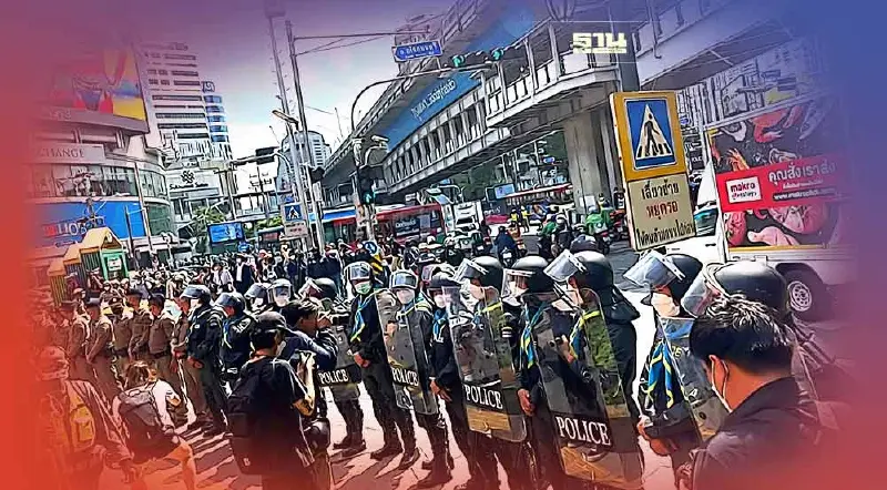 ตำรวจควบคุมฝูงชน ตรึงกำลังสกัดม็อบ ชูป้ายไล่ “บิ๊กตู่”