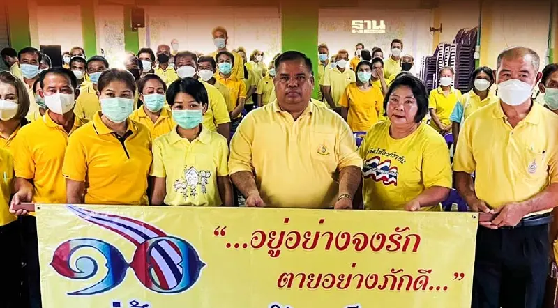 “นายอำเภอนาหมื่น”นำปักป้าย“หมู่บ้านเทิดไท้องค์ราชัน”เมืองน่าน