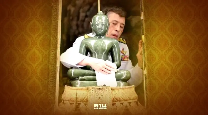 ในหลวง พระราชินี เสด็จฯทรงเปลี่ยนเครื่องทรงฤดูหนาว พระแก้วมรกต