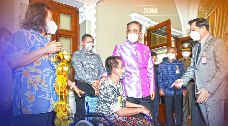 บิ๊กตู่-พีระพันธุ์  พบผู้เสียหายจากอุบัติเหตุ หลังสั่งช่วยเยียวยาสำเร็จ