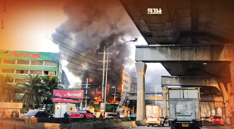 ระทึก ! ไฟไหม้โรงงานรองเท้า บางนาตราด เร่งควบคุมเพลิง