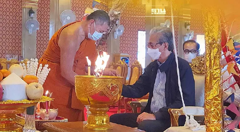 “สมคิด”กราบสิ่งศักดิ์สิทธิ์คู่บ้านคู้เมืองอุบลฯ ก่อนพบประชาชน 5 พ.ย.