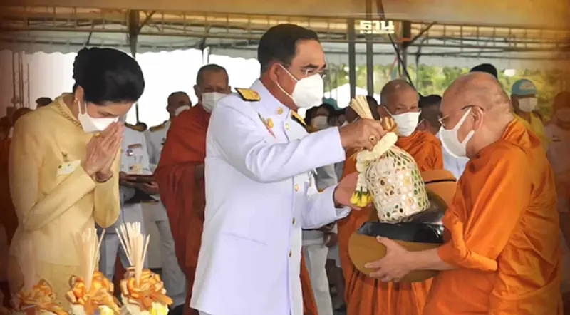 นายกฯ เป็นประธานพิธีตักบาตร เนื่องในวันคล้ายวันพระบรมราชสมภพ ร.9 นายกฯ เป็นประธานพิธีตักบาตร เนื่องในวันคล้ายวันพระบรมราชสมภพ ร.9