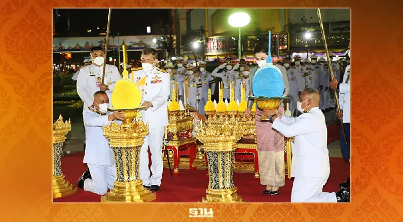 ในหลวง พระราชินี ทรงวางพุ่มดอกไม้ถวายราชสักการะ สมเด็จพระเจ้าตากสินมหาราช