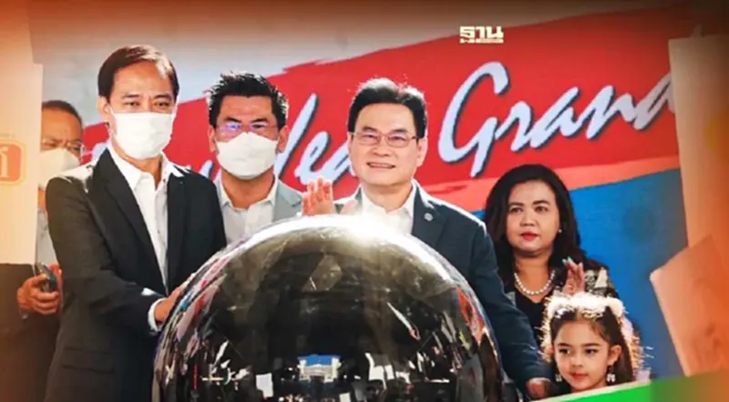 “พาณิชย์"มอบ 8 กล่องของขวัญปีใหม่ เกษตรกร ประชาชน ผู้ประกอบการ “พาณิชย์"มอบ 8 กล่องของขวัญปีใหม่ เกษตรกร ประชาชน ผู้ประกอบการ