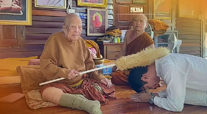 "เบลล์ ขอบสนาม" กราบหลวงปู่แสง ขอขมากรรม-ลาบวช "เบลล์ ขอบสนาม" กราบหลวงปู่แสง ขอขมากรรม-ลาบวช