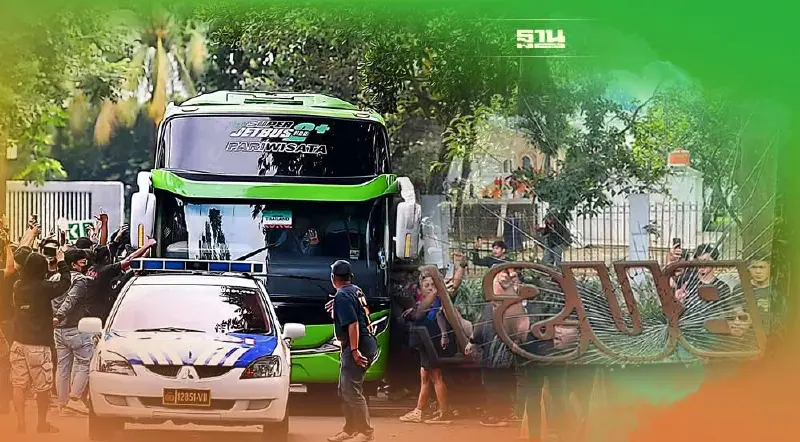 เปิดภาพ แฟนบอลอิเหนาดุ ล้อมทุบกระจกรถทีมไทยแตก ก่อนเริ่มเกมส์ เปิดภาพ แฟนบอลอิเหนาดุ ล้อมทุบกระจกรถทีมไทยแตก ก่อนเริ่มเกมส์