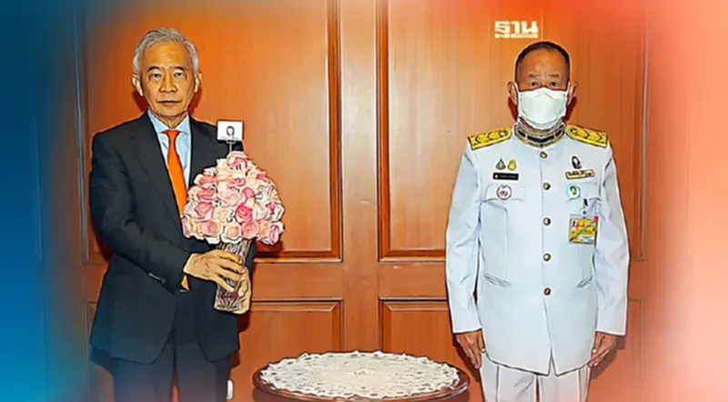 ทูลกระหม่อมหญิงฯ พระราชทานแจกันดอกไม้แก่ สุวัจน์ เนื่องในวันคล้ายวันเกิด ทูลกระหม่อมหญิงฯ พระราชทานแจกันดอกไม้แก่ สุวัจน์ เนื่องในวันคล้ายวันเกิด