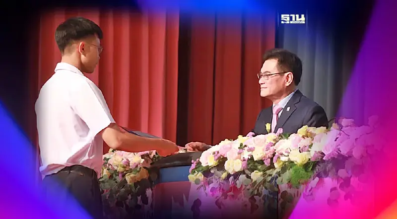 “จุรินทร์”มอบโล่นักเรียนดีเด่นโรงเรียนสวนกุหลาบ เด็กปลื้มรุมเซลฟี่