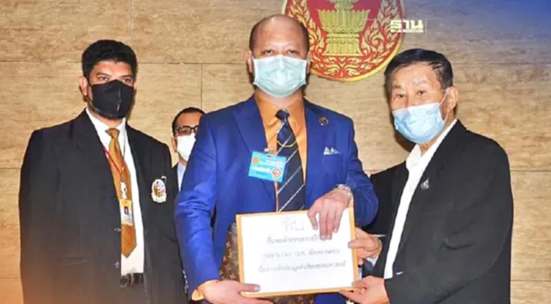 ทนายรัชพล ยื่น เสรีพิสุทธิ์ เร่งตรวจสอบฮั้วประมูล จัดจ้างทัวร์คณะบัญชี มธ. ทนายรัชพล ยื่น เสรีพิสุทธิ์ เร่งตรวจสอบฮั้วประมูล จัดจ้างทัวร์คณะบัญชี มธ.