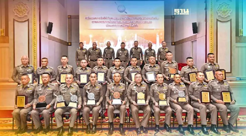 ผบ.ตร.มอบโล่ประกาศเกียรติคุณหน่วยงานตำรวจลดคนเจ็บตายช่วงปีใหม่ ผบ.ตร.มอบโล่ประกาศเกียรติคุณหน่วยงานตำรวจลดคนเจ็บตายช่วงปีใหม่