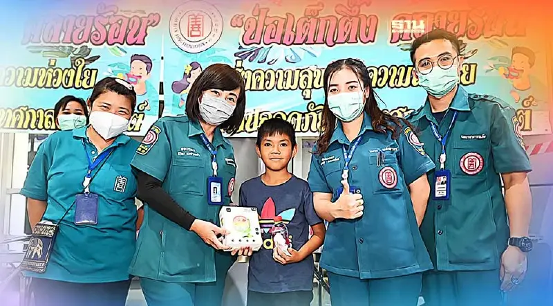 “ป่อเต็กตึ๊ง”คลายร้อน แจกพัดลมมือถือ ทิชชูเย็น น้ำดื่ม ช่วงสงกรานต์ 