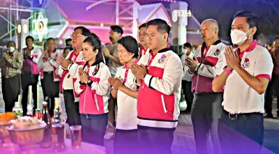 วราวุธ นำทีมชาติไทยพัฒนา ไหว้สิ่งศักดิ์สิทธิ์ อ้อนขอคะแนนชาวสุพรรณฯ