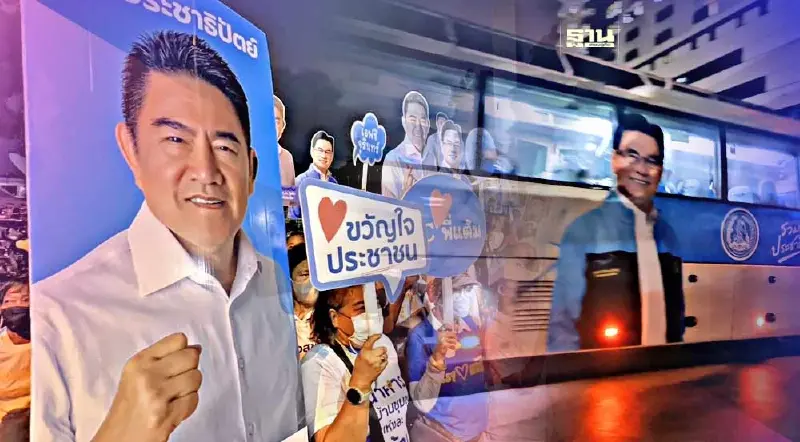 คึกคัก "ปชป." รับสมัครส.ส. "มาดามเดียร์-ดร.เอ้" โชว์ขี่สกูตเตอร์ไฟฟ้า