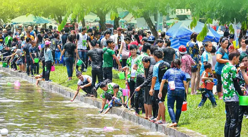 เต็มแล้วน้ำคูเมืองเชียงใหม่พร้อมเล่นสงกรานต์ชลประทานเฝ้าเติมไม่ขาด