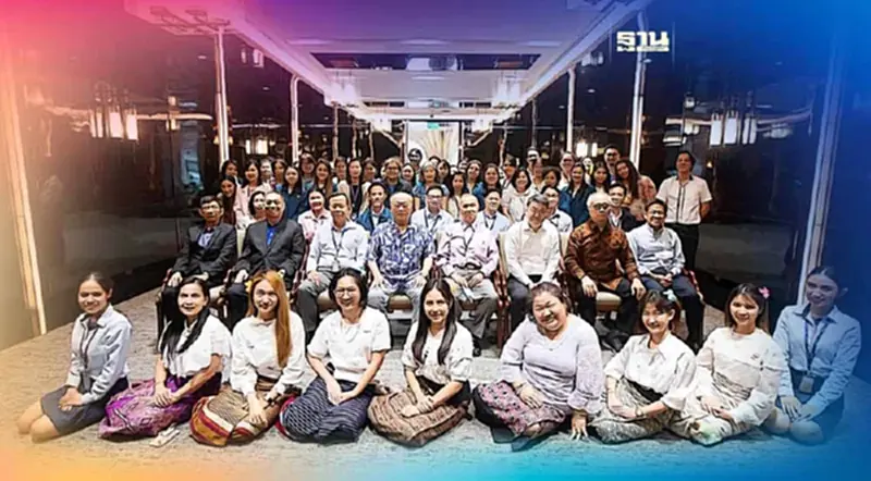“กลุ่มบีทีเอส” จัดพิธีรดน้ำในรอบ 3 ปี ถือฤกษ์ดีวันสงกรานต์ 2566 “กลุ่มบีทีเอส” จัดพิธีรดน้ำในรอบ 3 ปี ถือฤกษ์ดีวันสงกรานต์ 2566