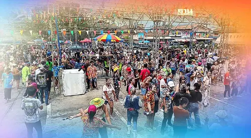 คนแห่เล่นน้ำสงกรานต์แน่น"ถนนข้าวคลุกกะปิ"ที่บ้านเพระยอง