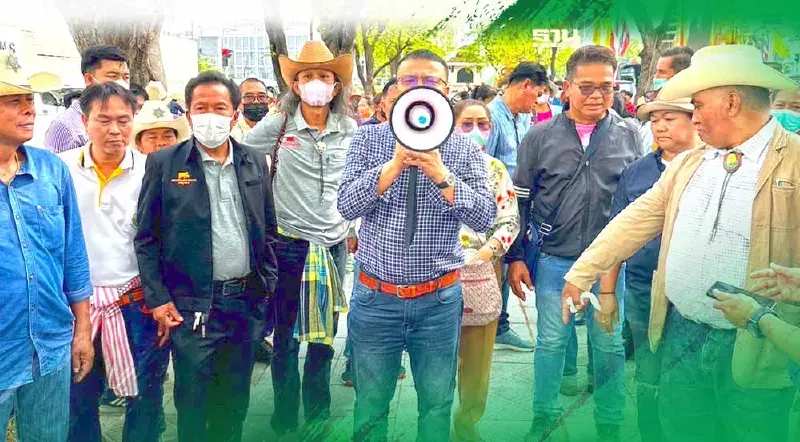 มาตามนัด “ม็อบโคนม” ปักหลักรอฟัง มติ ครม. วันนี้