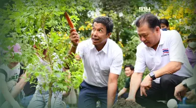 ส.ก.พญาไท ร่วมกิจกรรมปลูกต้นไม้ ตามโครงการปลูกต้นไม้ล้านต้น สร้างพื้นที่สีเขียว