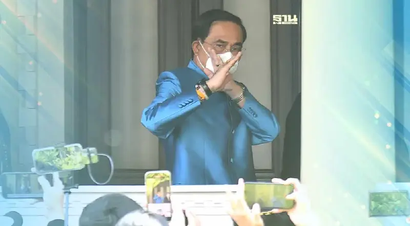 ลุงตู่ ยกการ์ดปัดตอบหลังเจอจี้ถามภาพขอบสนามเลสเตอร์ ซิตี้