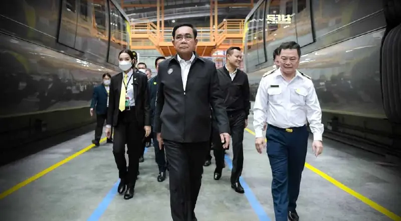 "ประยุทธ์" เช็คผลงาน รถไฟฟ้าสายสีเหลือง เปิดวันนี้ครบ 23 สถานี
