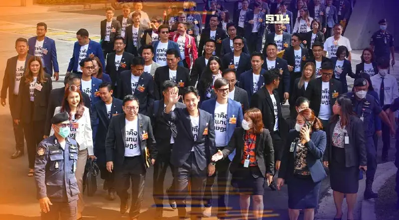 “พิธา” นำทีม ส.ส. ก้าวไกล รายงานตัวรัฐสภา ยันไม่หวั่นเสียง ส.ว.