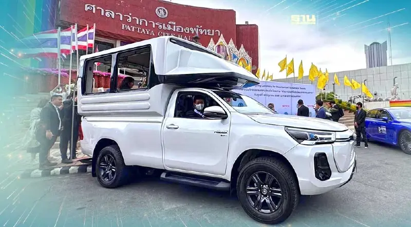 โตโยต้า ส่ง Toyota Hilux Revo BEV ทำรถสองแถวพลังงานไฟฟ้าวิ่งพัทยา 12 คัน