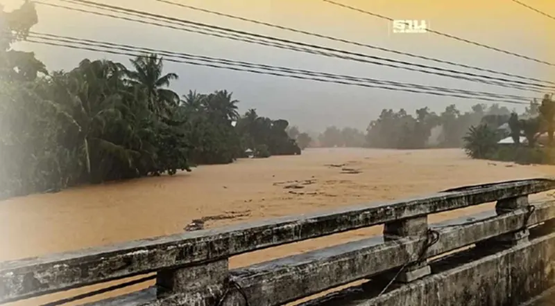 ระนองฝนตกหนัก น้ำท่วม -น้ำป่าไหลหลาก เตือนปชช.ขนย้ายสิ่งของขึ้นที่สูง ระนองฝนตกหนัก น้ำท่วม -น้ำป่าไหลหลาก เตือนปชช.ขนย้ายสิ่งของขึ้นที่สูง
