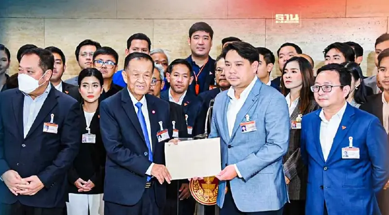 "ก้าวไกล"ยื่นแล้วแก้รัฐธรรมนูญ ม.272 ปิดสวิตซ์ ส.ว.โหวตนายกฯ "ก้าวไกล"ยื่นแล้วแก้รัฐธรรมนูญ ม.272 ปิดสวิตซ์ ส.ว.โหวตนายกฯ