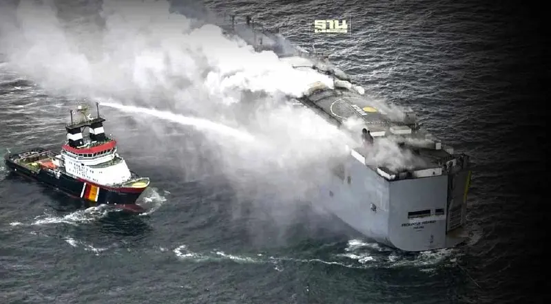 ไฟไหม้เรือบรรทุก "รถ BENZ - BMW" เกือบ 3 พันคัน นอกชายฝั่งเนเธอร์แลนด์