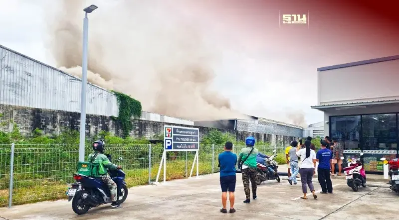 ไฟไหม้อู่รถ “เชิดชัยทัวร์” เจ๊เกียว เจ้าหน้าที่เร่งดับเพลิง