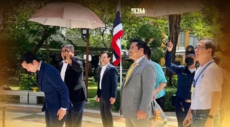 ทีมงานแจงเหตุกางร่มเพราะ "ท่านอ่อง" ไม่สบายแดดร้อนมาก ทีมงานแจงเหตุกางร่มเพราะ "ท่านอ่อง" ไม่สบายแดดร้อนมาก