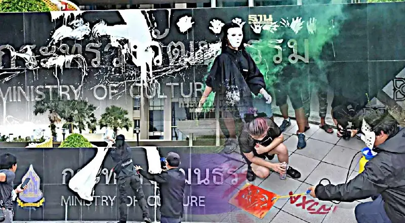 วธ.แจ้งความเอาผิด ม็อบทะลุวัง 18 ราย บุกรุก-พ่นสีป้ายกระทรวง