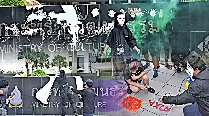 ด่วน ตร.ออกหมายเรียก "ม็อบทะลุวัง" 5 ข้อหาบุกรุกกระทรวงวัฒนธรรม