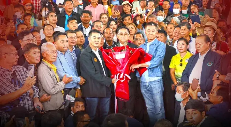 “ม็อบไร่อ้อย” บุกเพื่อไทยยินดี “เศรษฐา” จี้จ่ายเงินช่วยเหลือ