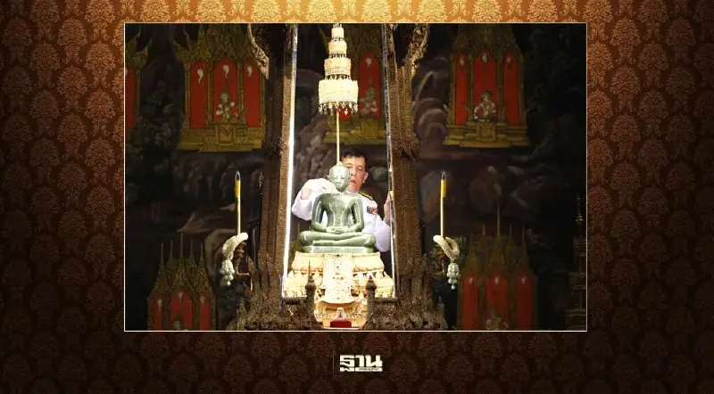 "ในหลวง" เสด็จฯ เปลี่ยนเครื่องทรงพระแก้วมรกต สำหรับฤดูฝน