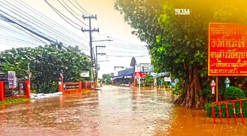 “น้ำท่วม-ดินสไลด์” ถนนทางหลวง 4 จังหวัด รวม 6 แห่ง รถยังวิ่งผ่านได้ “น้ำท่วม-ดินสไลด์” ถนนทางหลวง 4 จังหวัด รวม 6 แห่ง รถยังวิ่งผ่านได้