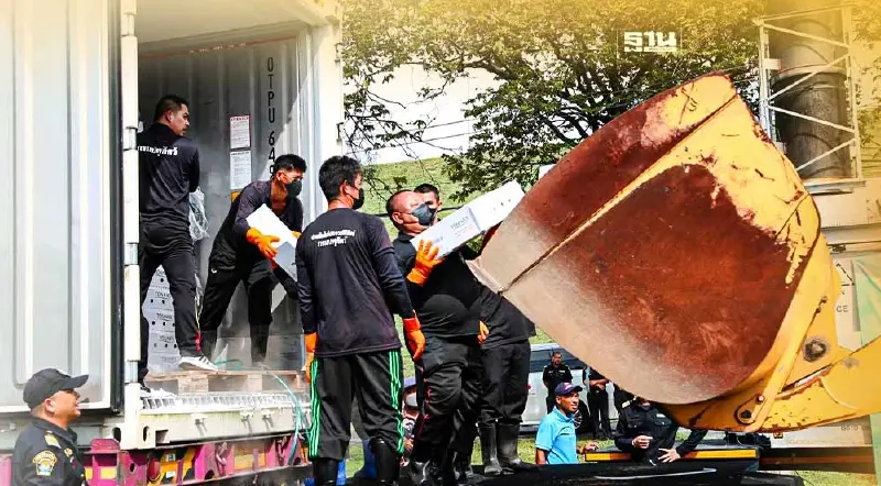 เปิดภาพ "ธรรมนัส" นำทำลายซากหมูเถื่อน 16 ตู้คอนเทนเนอร์