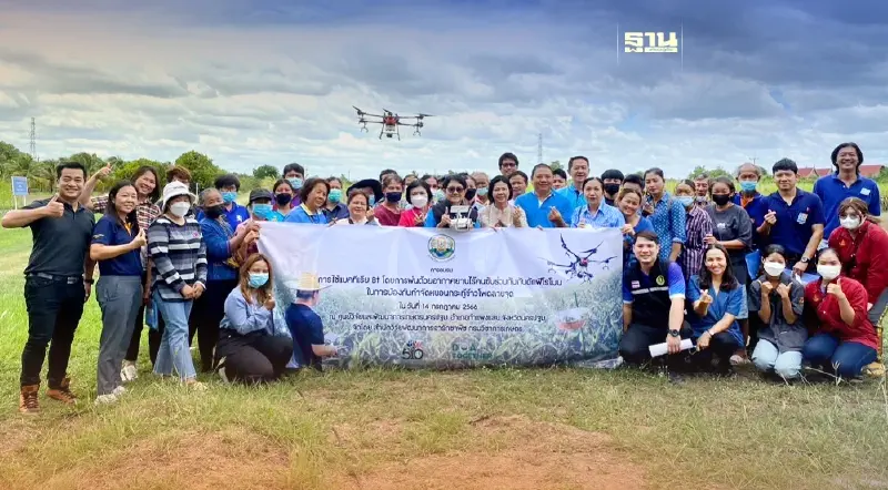 กรมวิชาการเกษตรยกระดับ กำจัดหนอนกระทู้ข้าวโพดลายจุด บินโดรน “พ่น บีที”